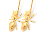 Aretes largos con hormiga grande vista detallada